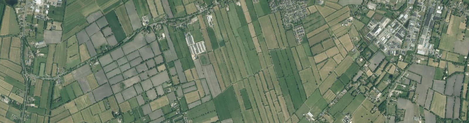 Luchtfoto van Verspreide huizen Surhuisterveen