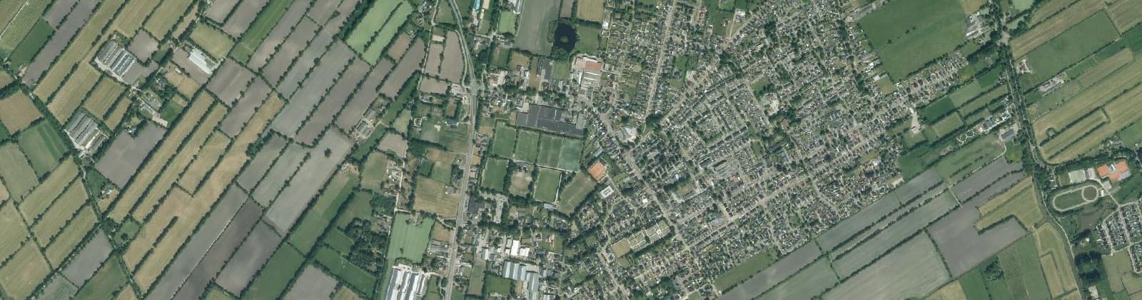 Luchtfoto van Verspreide huizen Harkema