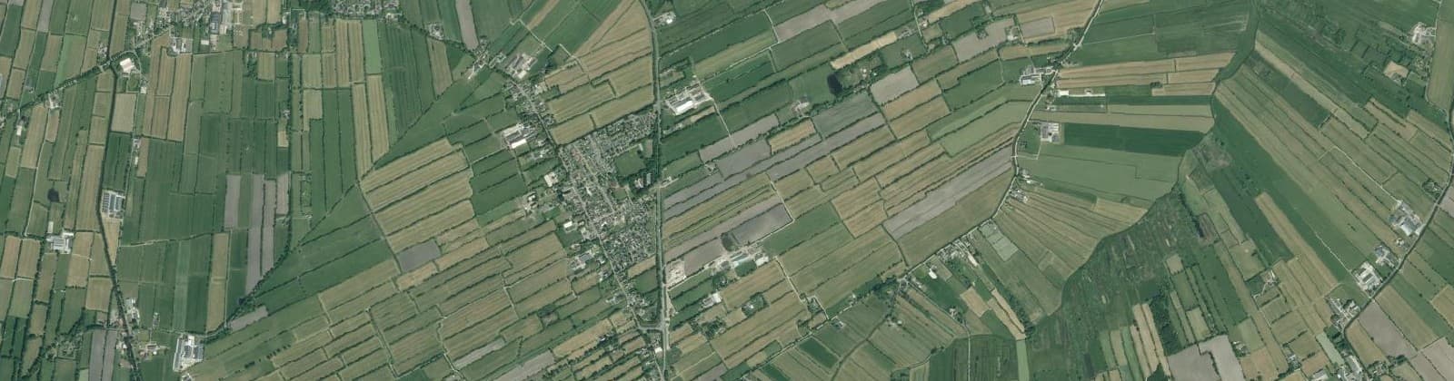 Luchtfoto van Verspreide huizen Surhuizum
