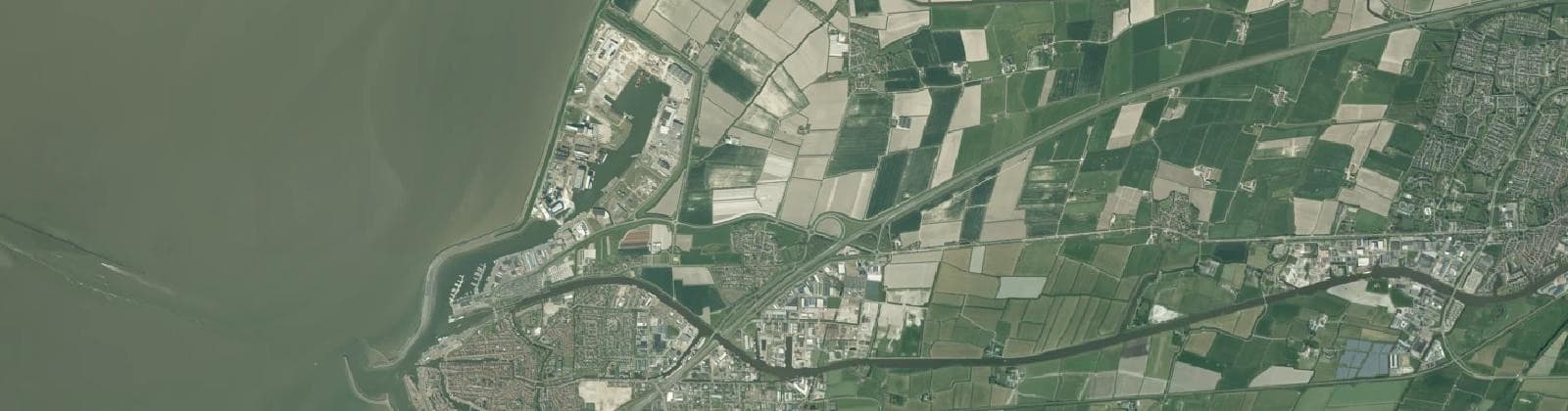 Luchtfoto van Verspreide huizen Midlum
