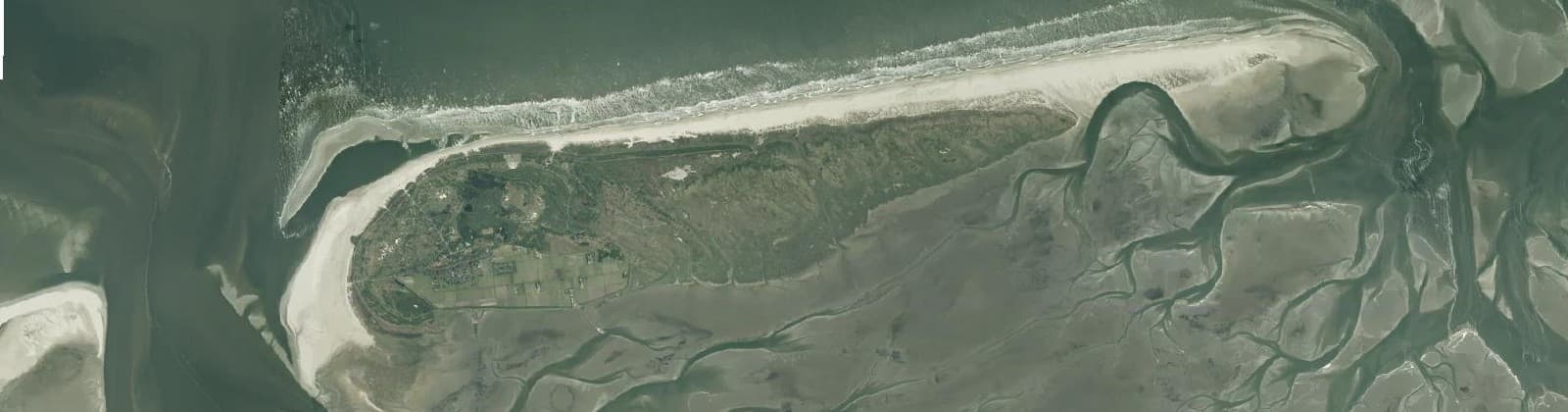 Luchtfoto van Verspreide huizen Schiermonnikoog