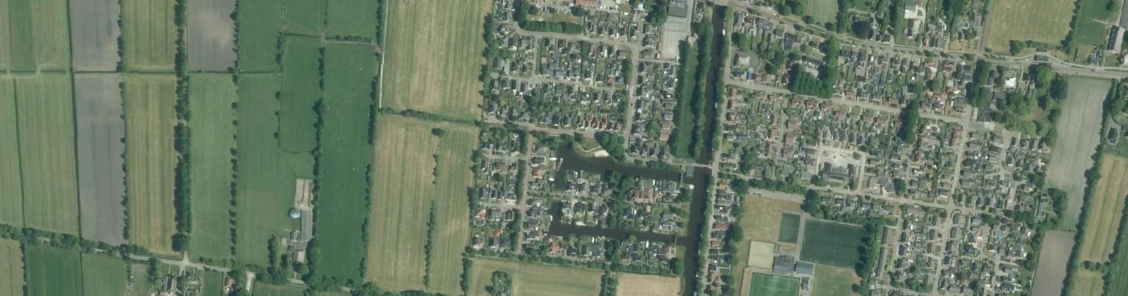 Luchtfoto van Opeinde, boven de Vaart