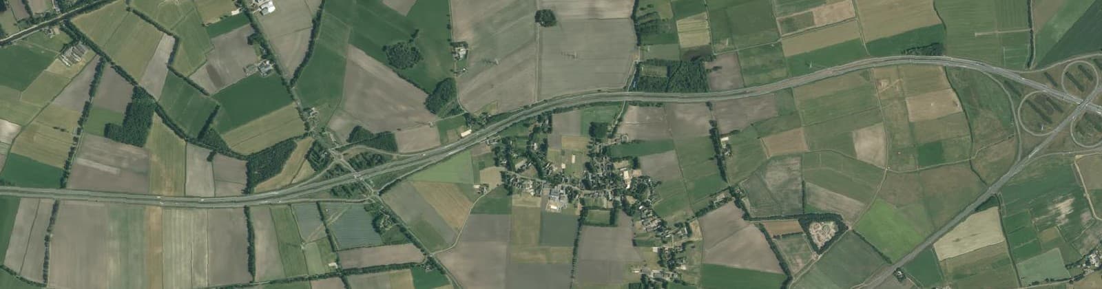 Luchtfoto van Verspreide huizen Wachtum