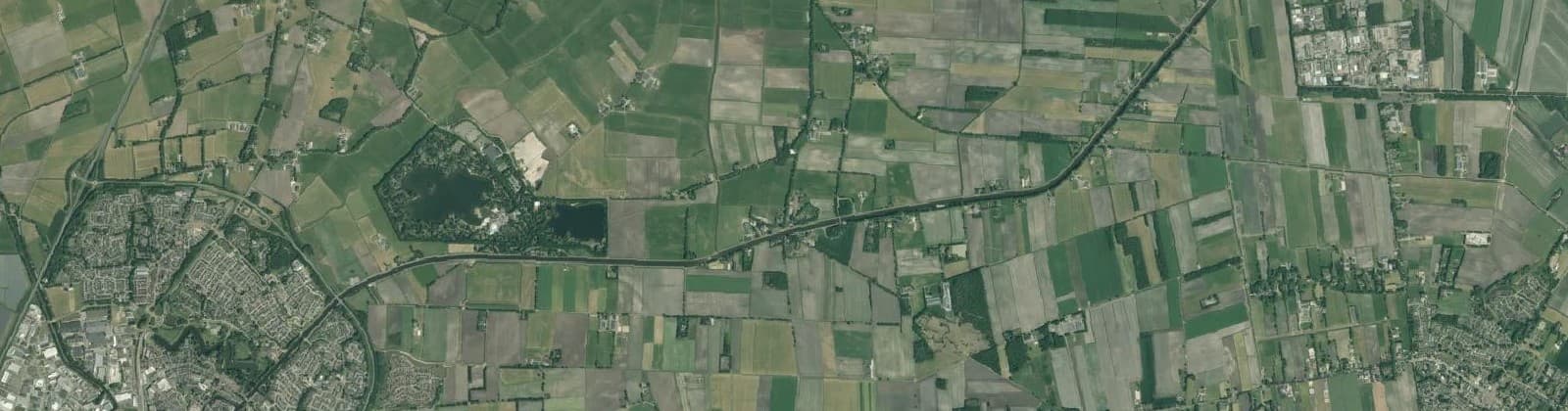 Luchtfoto van Verspreide huizen Stieltjeskanaal