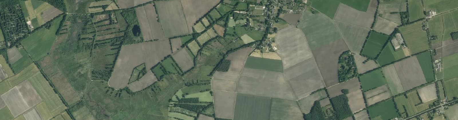Luchtfoto van Verspreide huizen Gees