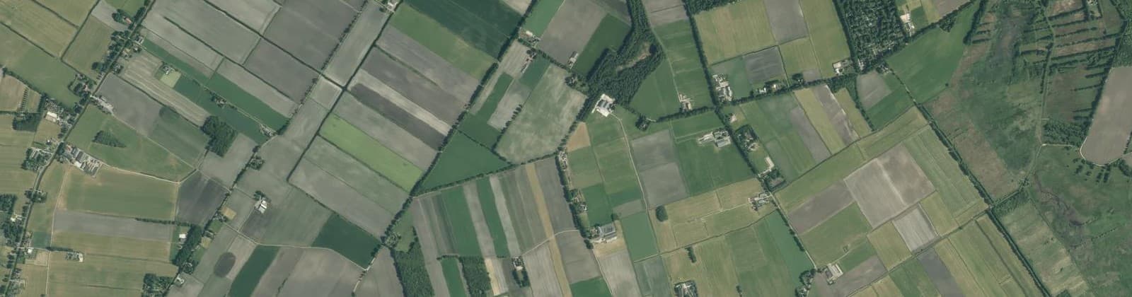 Luchtfoto van Verspreide huizen Geesbrug