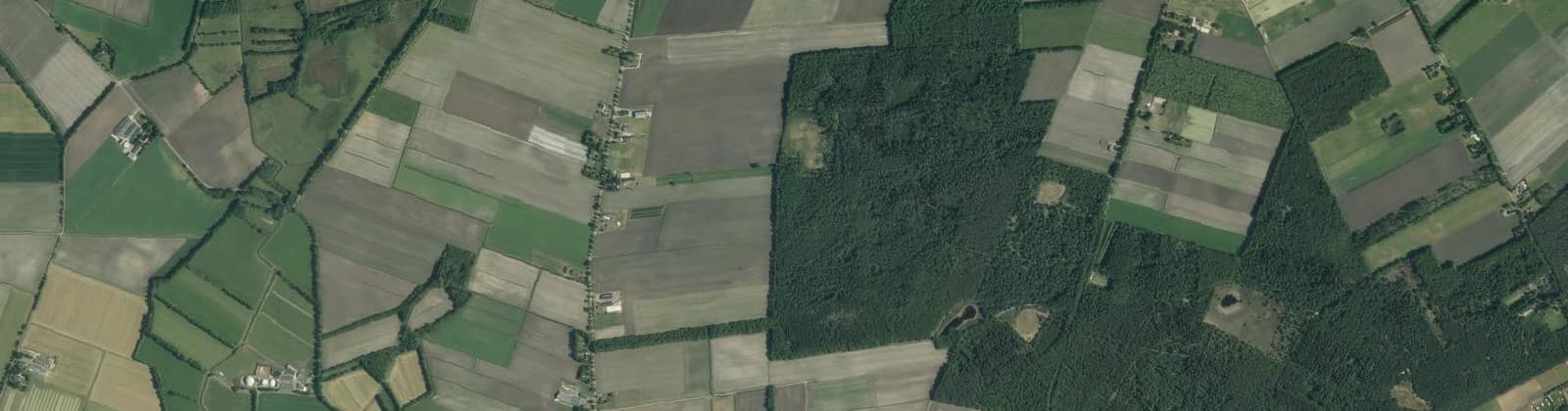 Luchtfoto van Verspreide huizen Wezuperbrug