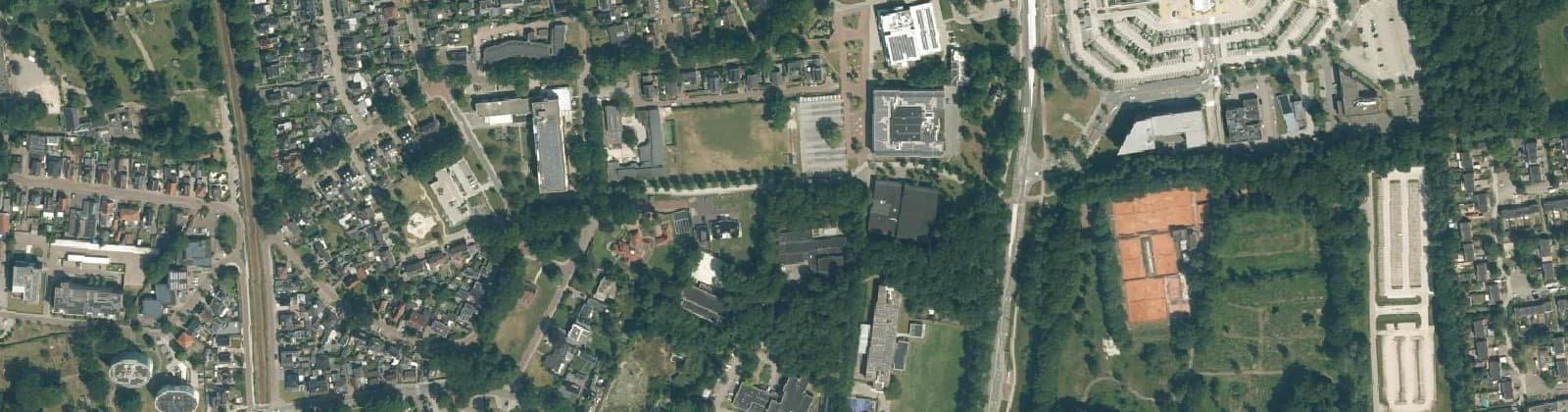 Luchtfoto van Emmen over 't spoor