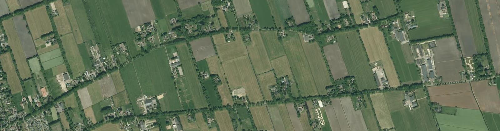 Luchtfoto van Verspreide huizen Oosteinde
