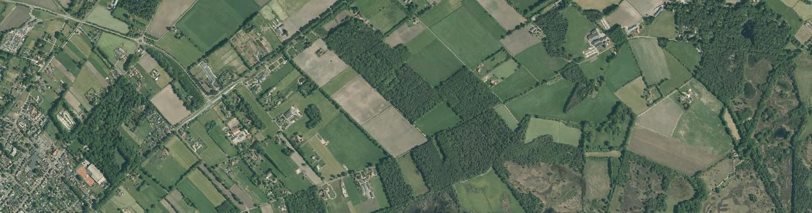 Luchtfoto van Verspr.h. Veldmaat ten Z. van de spoorl.
