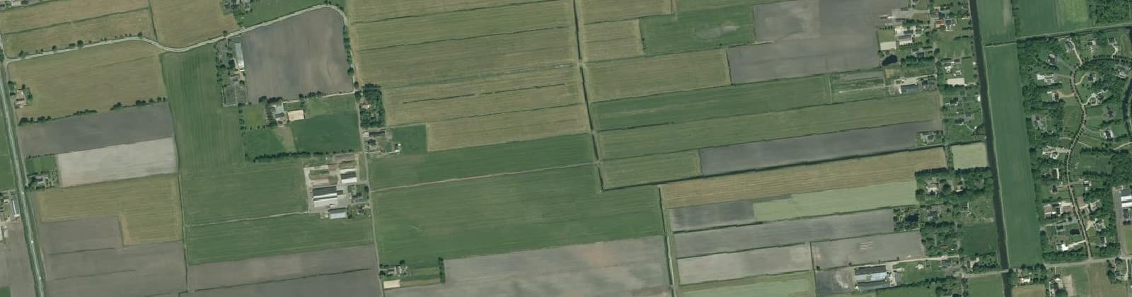 Luchtfoto van Verspreide huizen Ommerkanaal