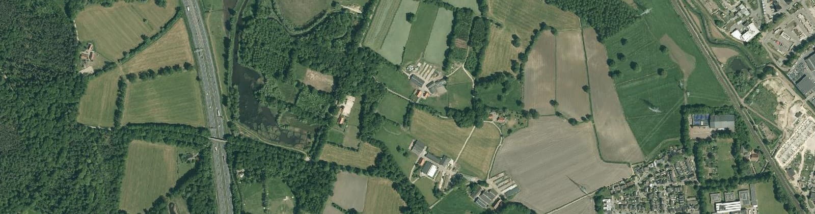 Luchtfoto van Verspreide huizen Woolde