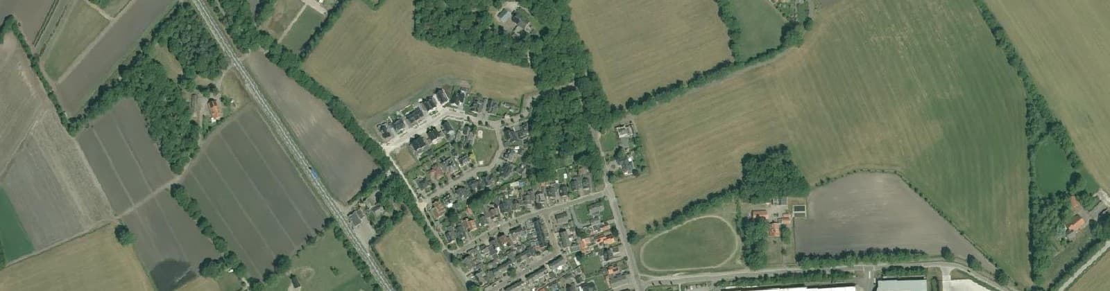 Luchtfoto van Langeveen kern