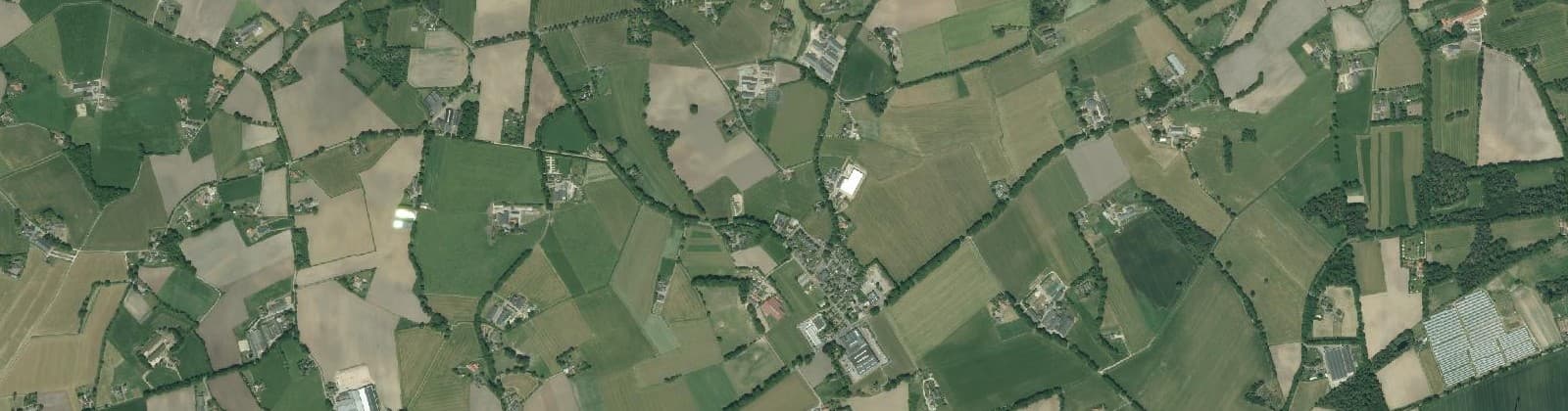 Luchtfoto van Verspreide huizen IJzerlo
