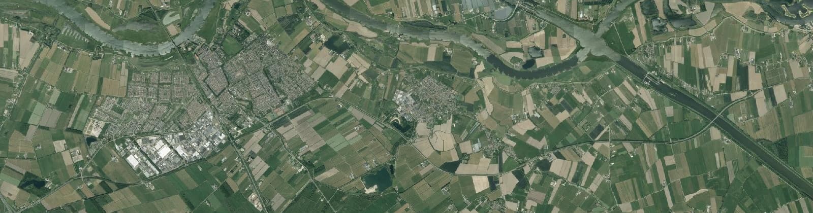 Luchtfoto van Verspreide huizen Beusichem en Zoelmond
