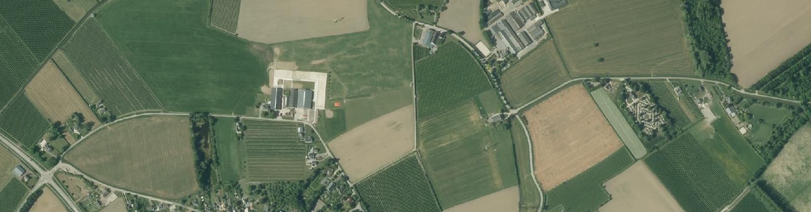 Luchtfoto van Verspreide huizen Kerk Avezaath
