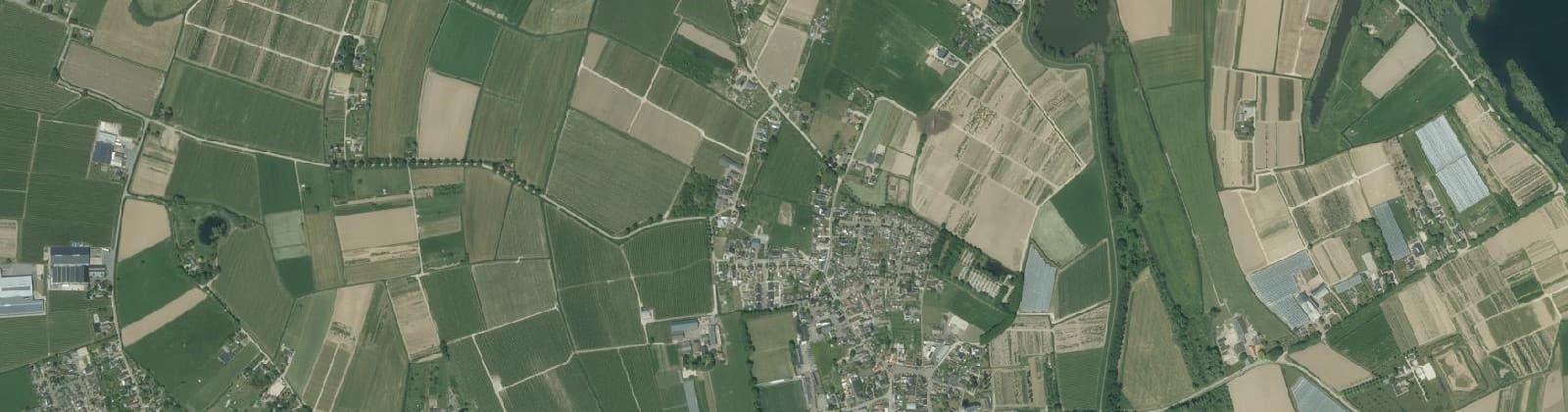 Luchtfoto van Verspreide huizen Lienden