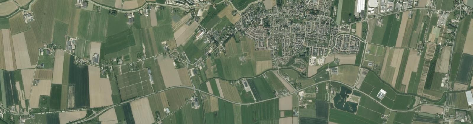 Luchtfoto van Verspreide huizen Maurik