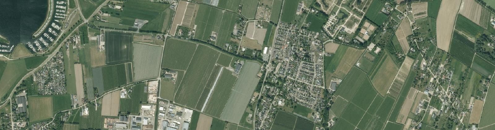 Luchtfoto van Verspreide huizen Eck en Wiel