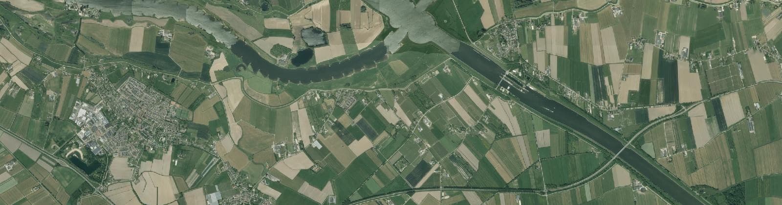 Luchtfoto van Verspreide huizen Ravenswaaij