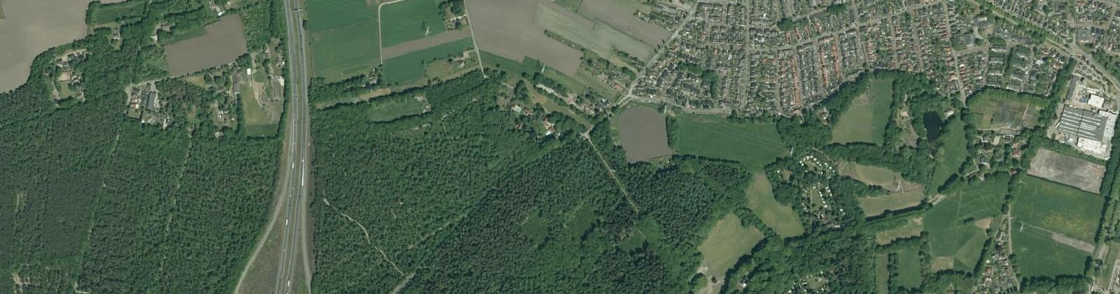 Luchtfoto van Verspreide huizen Koeweg en Molecaten