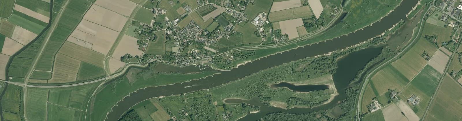 Luchtfoto van Verspreide huizen Veessen