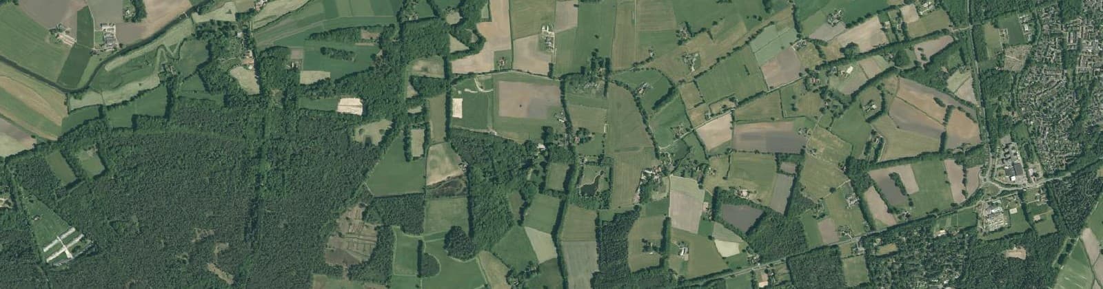 Luchtfoto van Verspreide huizen Klein Dochteren
