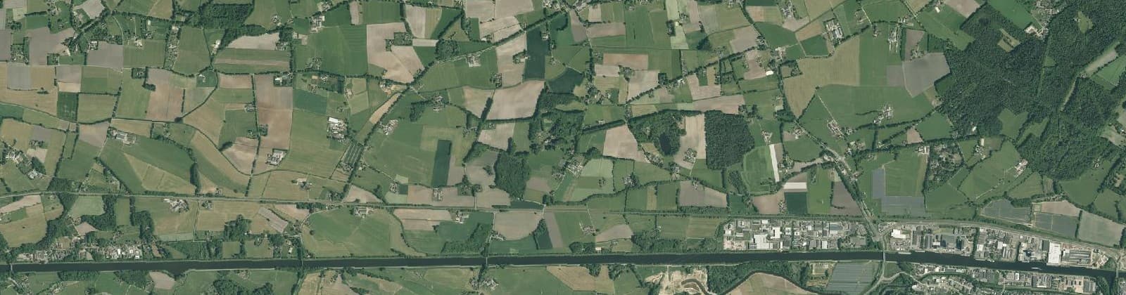 Luchtfoto van Verspreide huizen Groot Dochteren