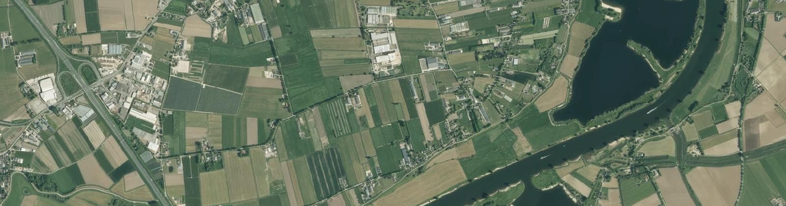 Luchtfoto van Verspr.h. Maasdijk en Uiterwaarden