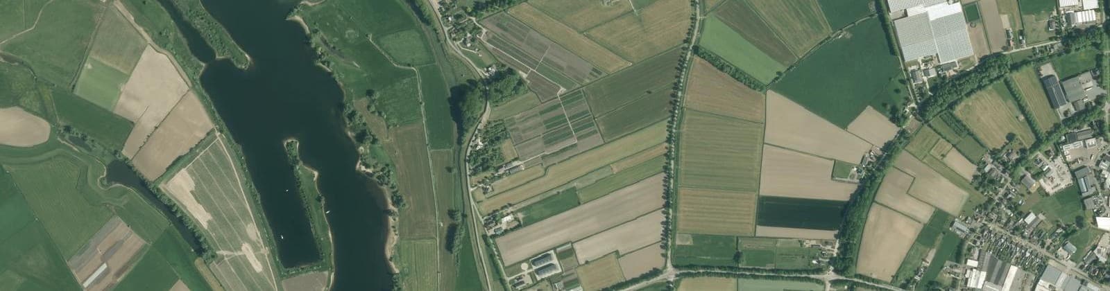 Luchtfoto van Verspreide huizen Het Heust