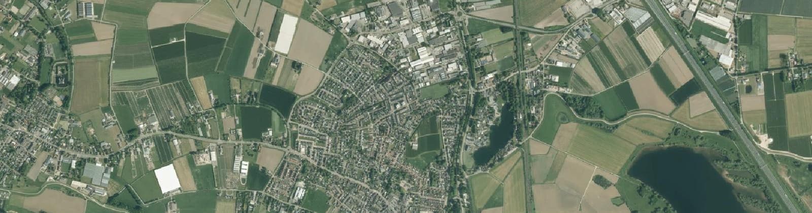 Luchtfoto van Verspreide huizen in het bouwgebied