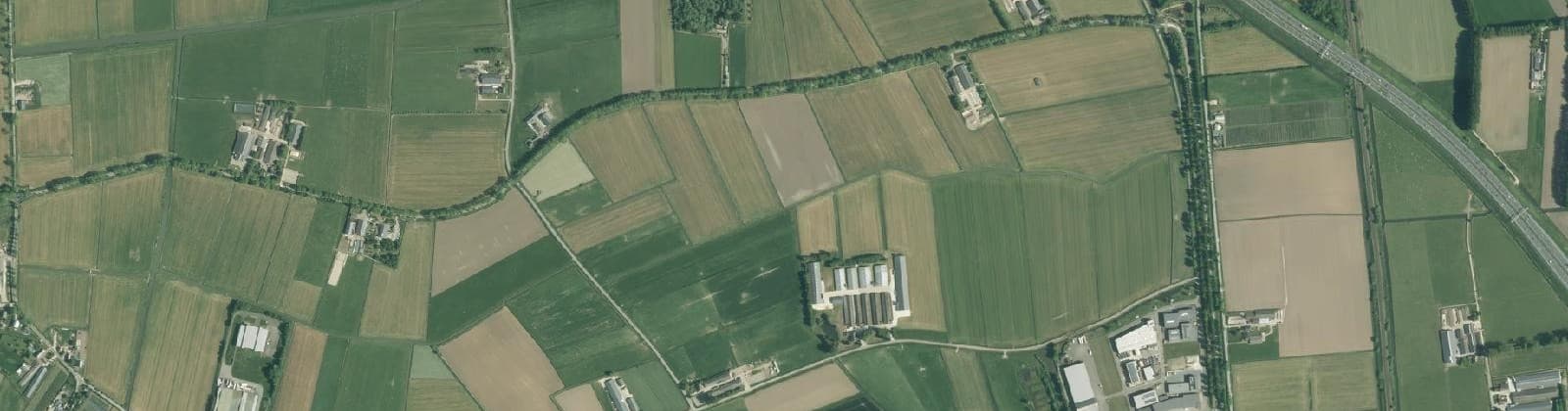 Luchtfoto van Verspreide huizen in de polder Hedel