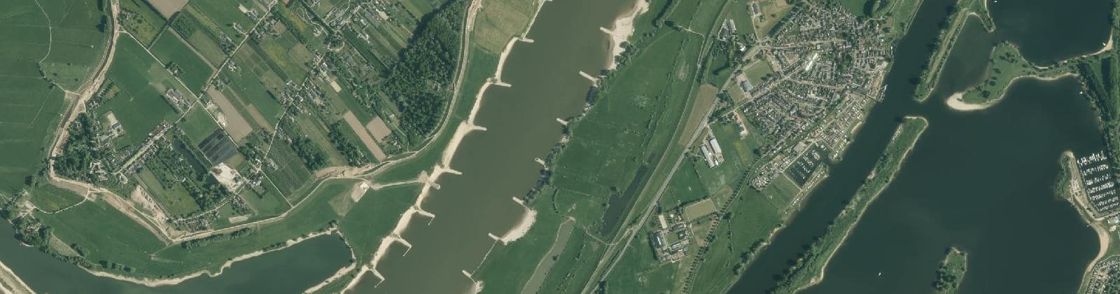 Luchtfoto van Verspreide huizen Heerewaarden
