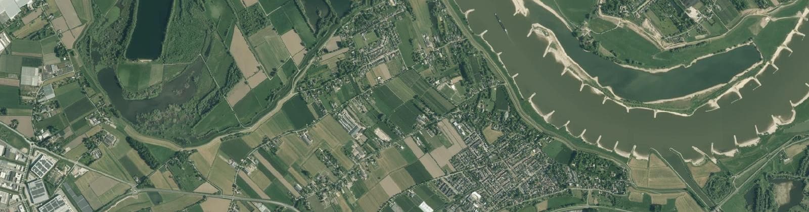 Luchtfoto van Verspreide huizen Hurwenen en Rossum