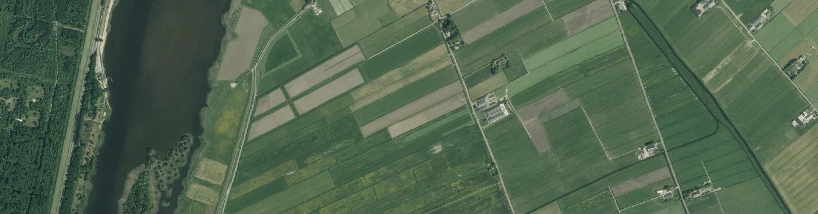 Luchtfoto van Verspreide huizen Noordeinde