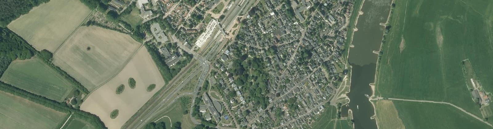 Luchtfoto van Dieren-Zuid beneden spoorlijn