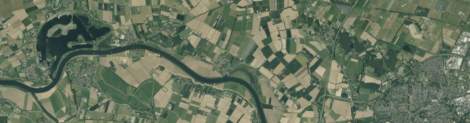 Luchtfoto van Verspreide huizen Batenburg