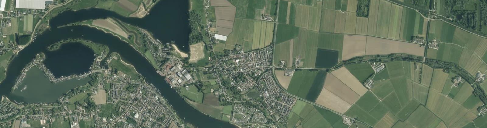 Luchtfoto van Verspreide huizen in de polder Aalst