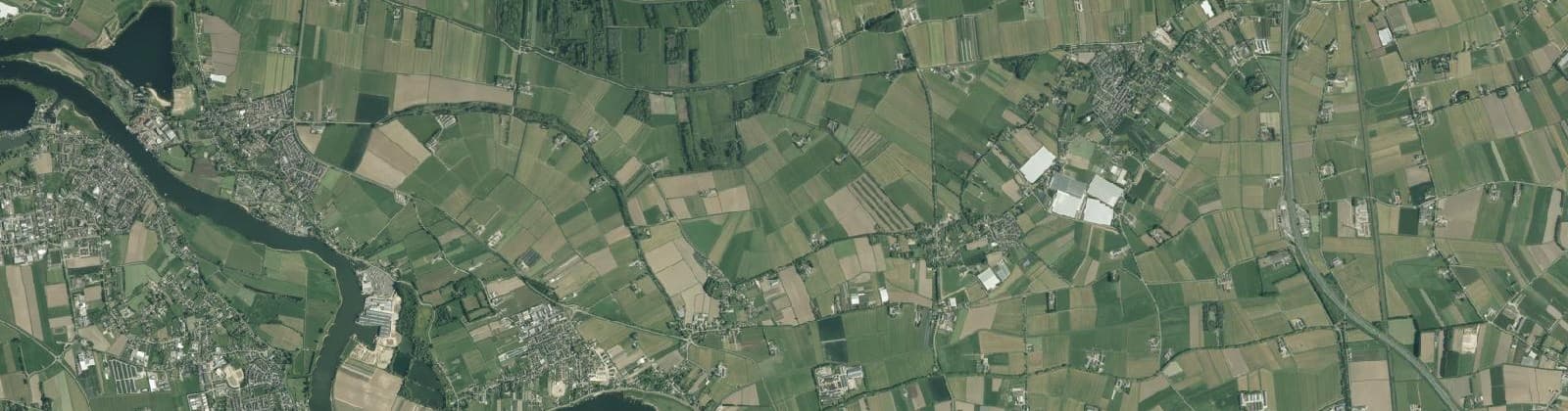 Luchtfoto van Verspr.h. polders Delwijnen en Bruchem