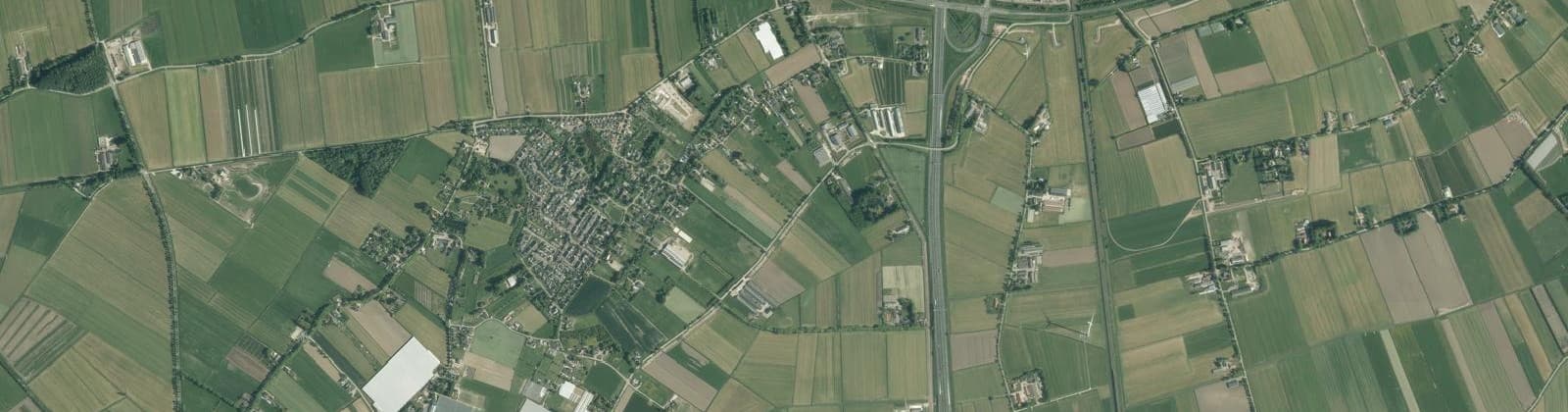 Luchtfoto van Verspreide huizen Kerkwijk en Bruchem