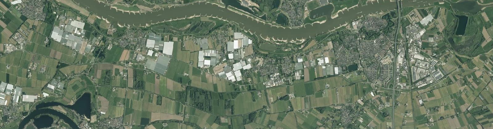 Luchtfoto van Verspr.h. polders Gameren en Nieuwaal