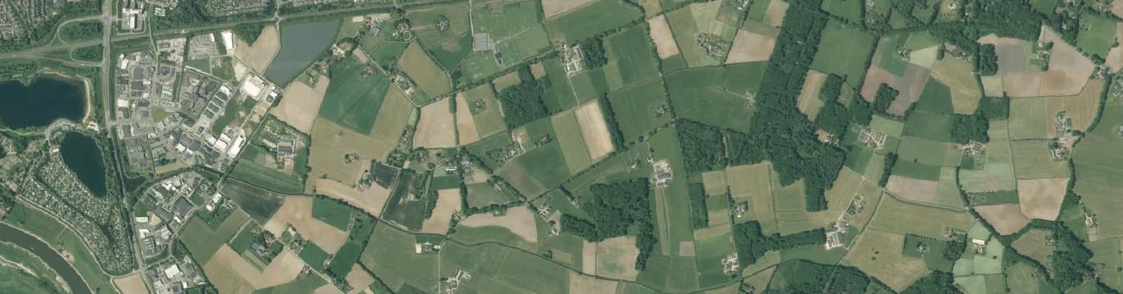 Luchtfoto van Vespreide huizen Leesten