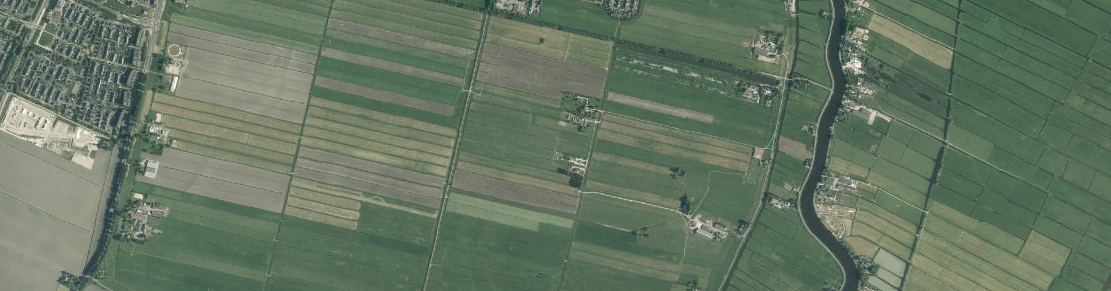 Luchtfoto van Nes aan de Amstel