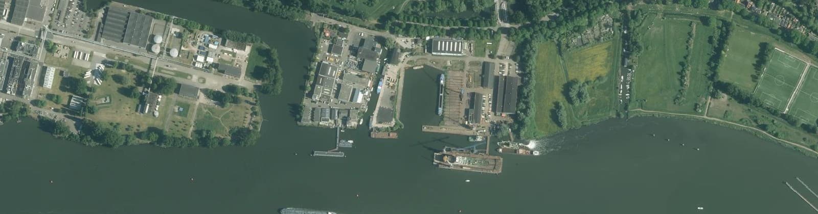 Luchtfoto van Bedrijventerrein Nieuwendammerdijk