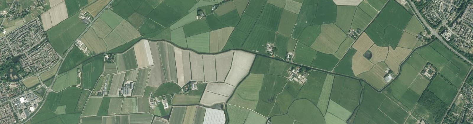 Luchtfoto van Verspreide huizen Egmondermeer