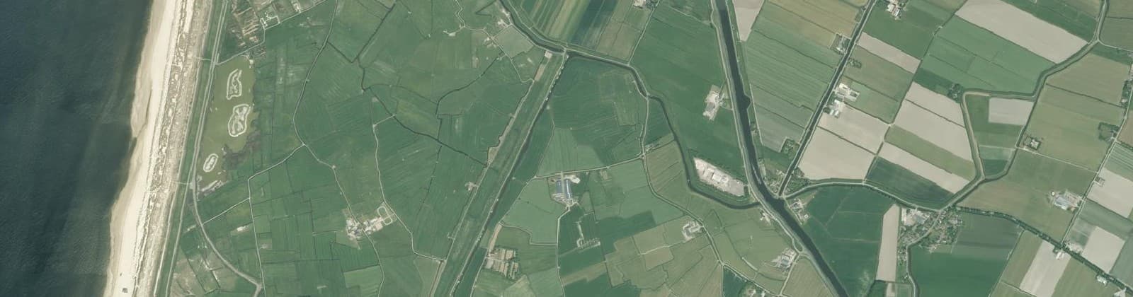 Luchtfoto van Verspreide huizen in de polders
