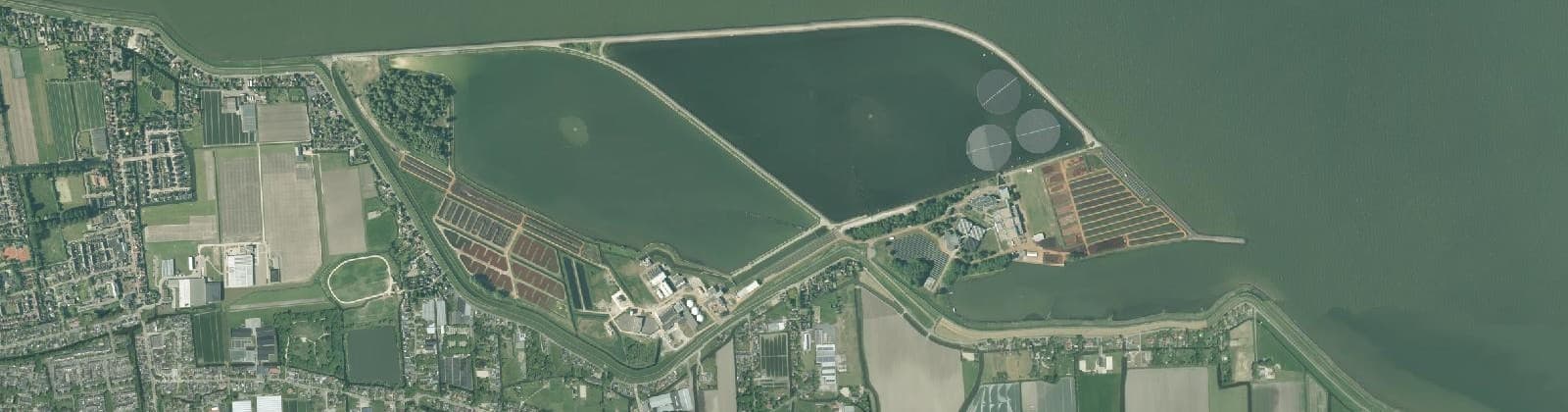 Luchtfoto van Andijk Waterzuivering