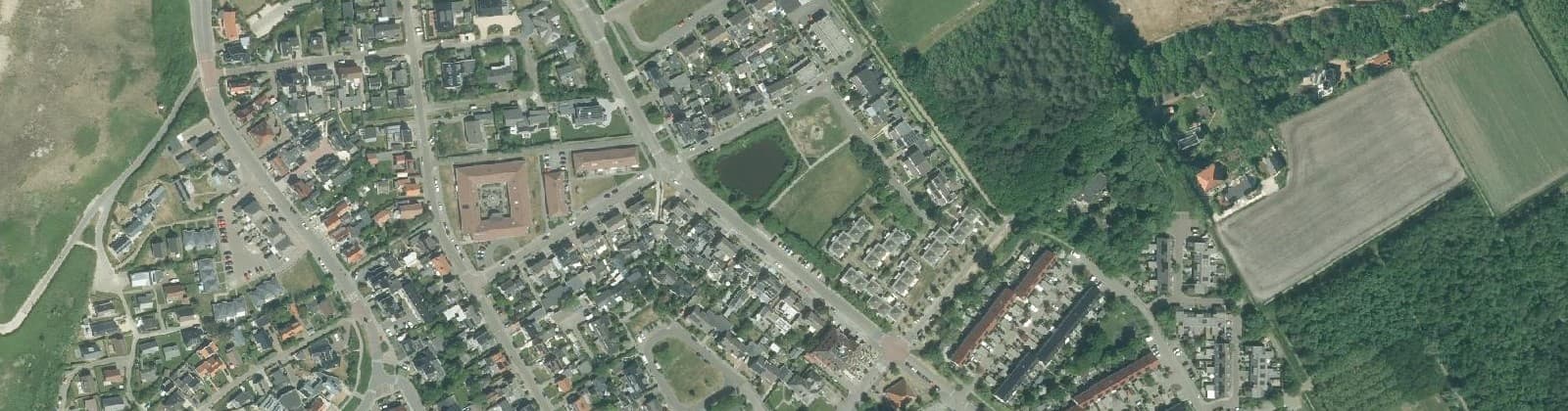 Luchtfoto van Callantsoog (woonkern)
