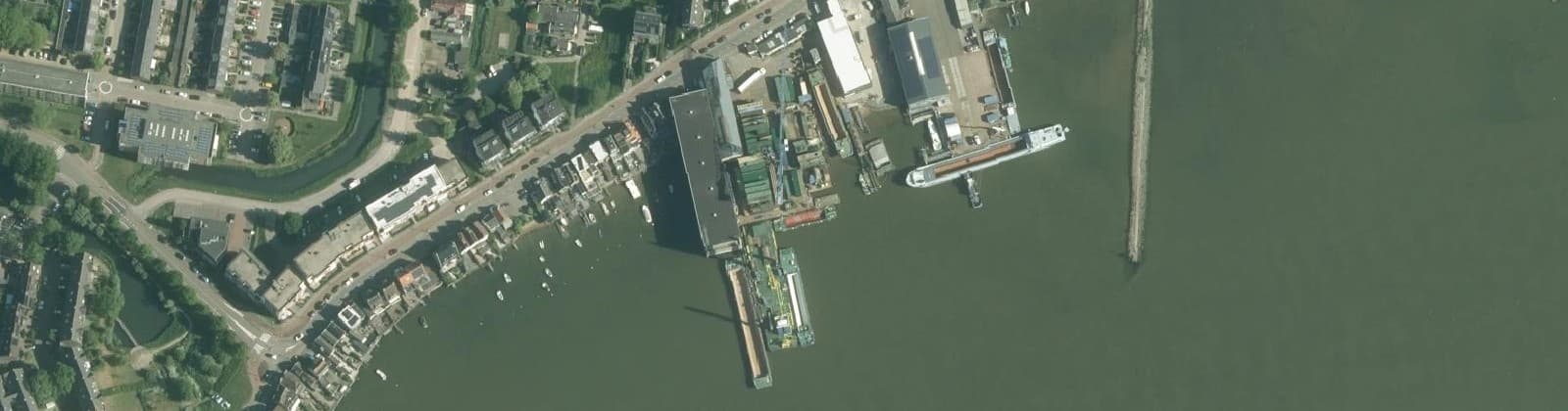 Luchtfoto van Rivierdijk-Midden