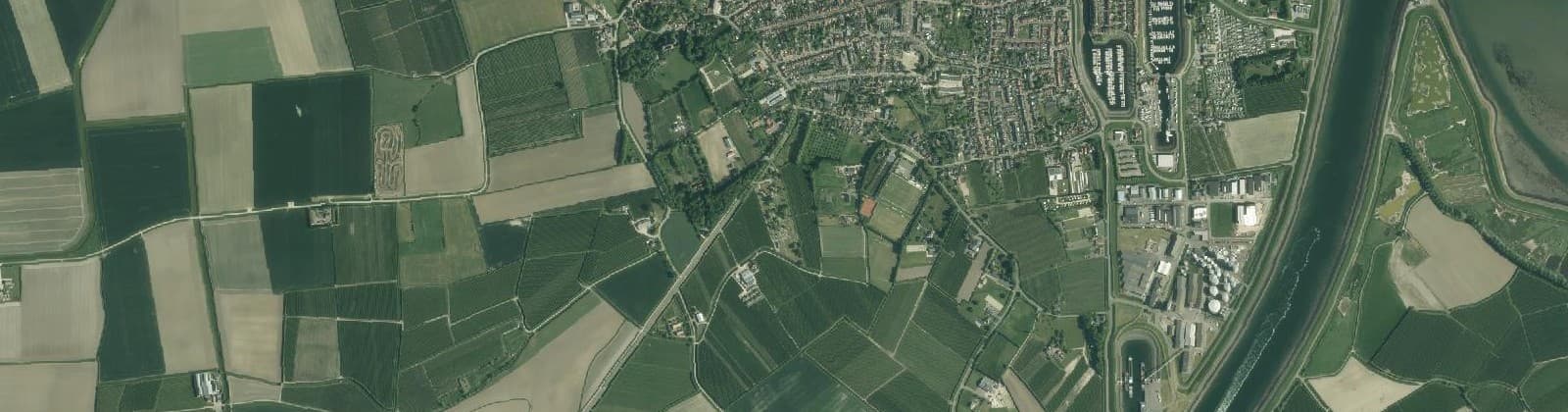 Luchtfoto van Verspreide huizen Wemeldinge